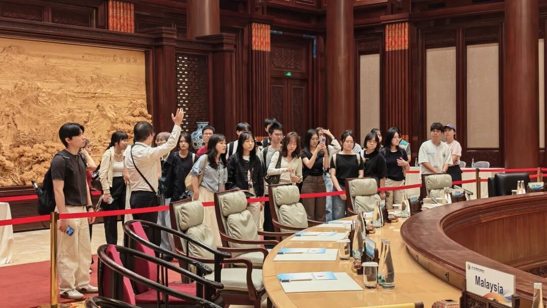 35名北大港澳台交换生怀柔行：看大国重器，读文化外交
