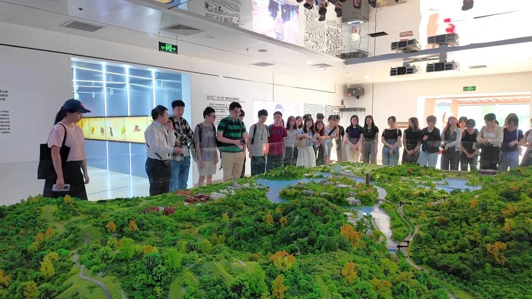 35名北大港澳台交换生怀柔行：看大国重器，读文化外交