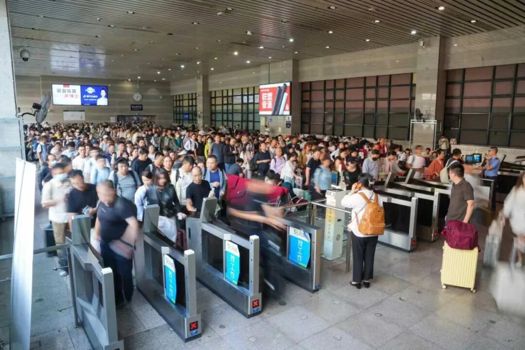 国庆中秋假期，国铁北京局预计发送旅客超2200万人次