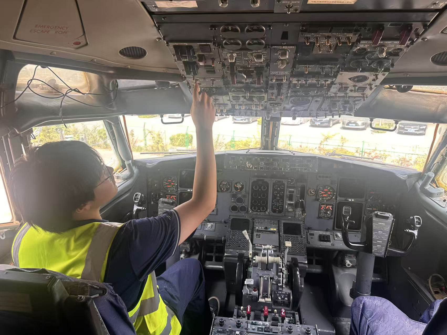 赵启航在波音737-300实体飞机内学习飞机仪表。 赵启航在波音737-300实体飞机内学习飞机仪表。