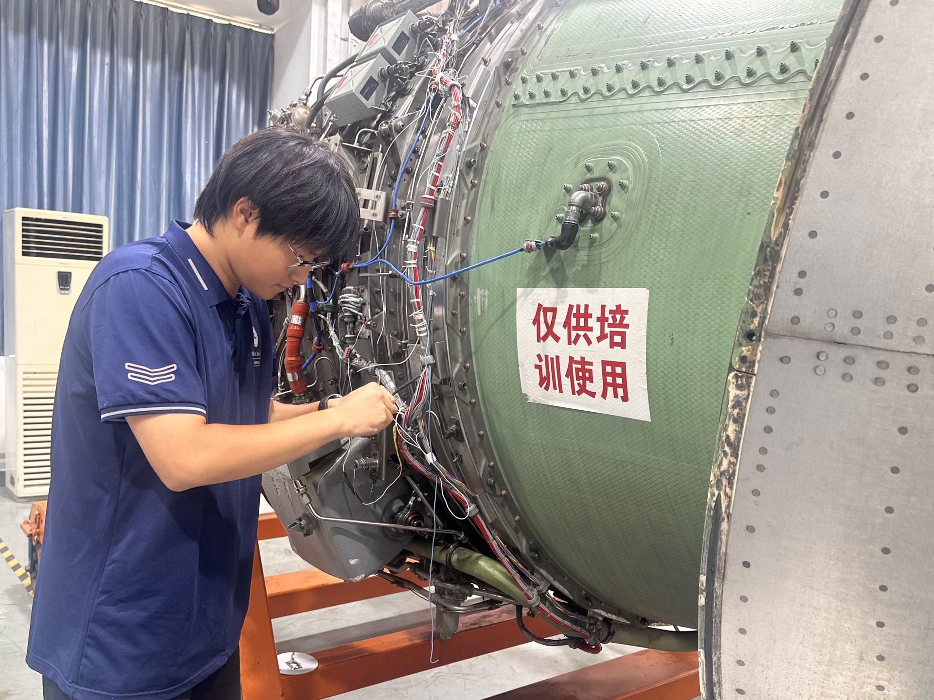 赵启航在航空发动机实训基地练习操作。 赵启航在航空发动机实训基地练习操作。