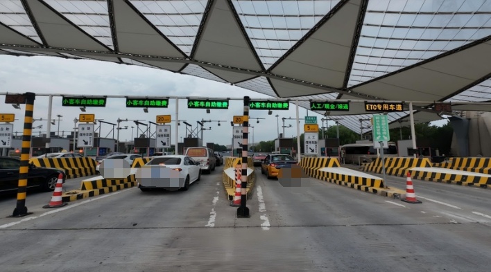 高峰时段每小时可多放400辆车，机场第二高速岗山收费站8条自助车道投用