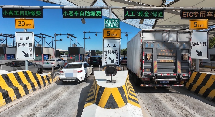 高峰时段每小时可多放400辆车，机场第二高速岗山收费站8条自助车道投用