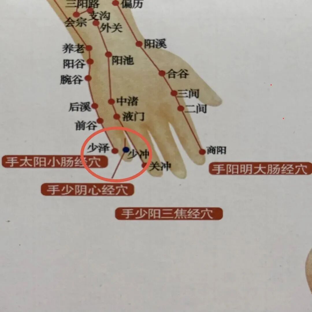 每天花30秒捏捏指甲角，坚持下去，身体更轻快