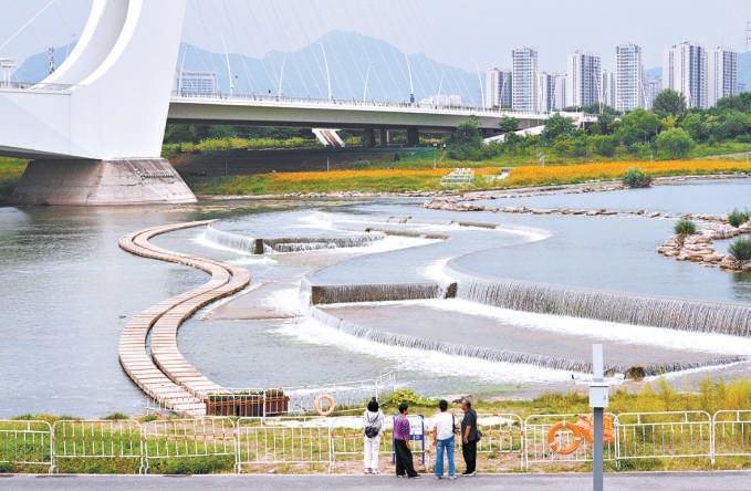 新首钢大桥边,永定河“城市阳台”日前开放。 新首钢大桥边,永定河“城市阳台”日前开放。