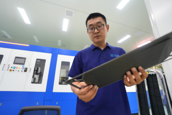 近日,人力资源和社会保障部等部门发布第八批新职业,包括11个新职业和23个新工种。从具身智能机器人应用技术员、数字孪生工程技术人员等“数字职业”,到氢燃料电池制造工、微电网管理员等“绿色职业”,这份清单如同一面镜子,投射着经济的脉动方向——技术、产业往哪儿转,新职业就向哪儿生长。王子涵所做的工作,正是“具身智能机器人应用技术员”这一新职业下的工种之一,具身智能机器人数据采集员。氢燃料电池制造工——学科交叉,复合人才可遇不可求“数字职业”外,记者注意到“绿色职业”也在同步扩容——氢燃料电池制造工和电解水制氢工,分别站在氢能产业链的两端,一个通过氢来制造电池,一个利用电来生产氢气。 近日,人力资源和社会保障部等部门发布第八批新职业,包括11个新职业和23个新工种。从具身智能机器人应用技术员、数字孪生工程技术人员等“数字职业”,到氢燃料电池制造工、微电网管理员等“绿色职业”,这份清单如同一面镜子,投射着经济的脉动方向——技术、产业往哪儿转,新职业就向哪儿生长。王子涵所做的工作,正是“具身智能机器人应用技术员”这一新职业下的工种之一,具身智能机器人数据采集员。氢燃料电池制造工——学科交叉,复合人才可遇不可求“数字职业”外,记者注意到“绿色职业”也在同步扩容——氢燃料电池制造工和电解水制氢工,分别站在氢能产业链的两端,一个通过氢来制造电池,一个利用电来生产氢气。