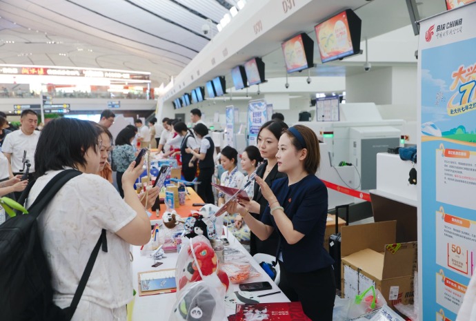 大兴机场在全国首推国内航班提前一天现场值机服务,旅客可从航班起飞前一日早8时,到航班当日凌晨2时完成值机、行李托运和安检手续,实现“明天飞、9月24日办”。此外,大兴机场在京广兴快线上先行落地旅客跨航司自愿签转,实现随到随走、早到早走。 大兴机场在全国首推国内航班提前一天现场值机服务,旅客可从航班起飞前一日早8时,到航班当日凌晨2时完成值机、行李托运和安检手续,实现“明天飞、9月24日办”。此外,大兴机场在京广兴快线上先行落地旅客跨航司自愿签转,实现随到随走、早到早走。