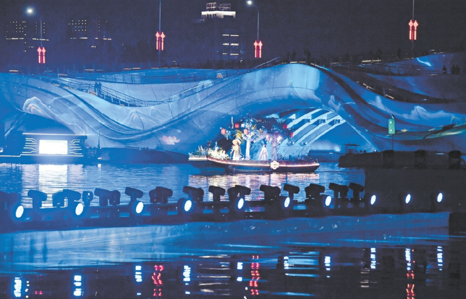 中秋夜 大运河上“天女散花” 中秋夜 大运河上“天女散花”