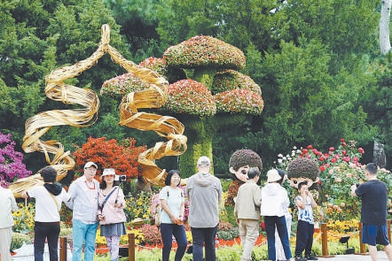 人们在天坛公园赏花。 人们在天坛公园赏花。