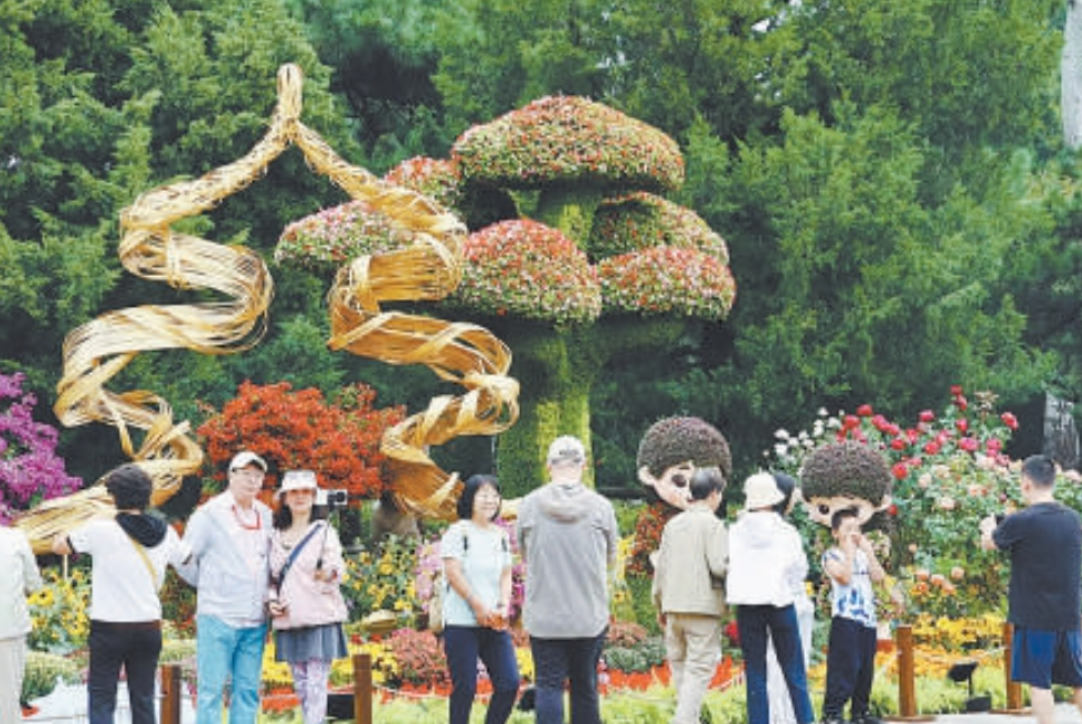 人们在天坛公园赏花。 人们在天坛公园赏花。