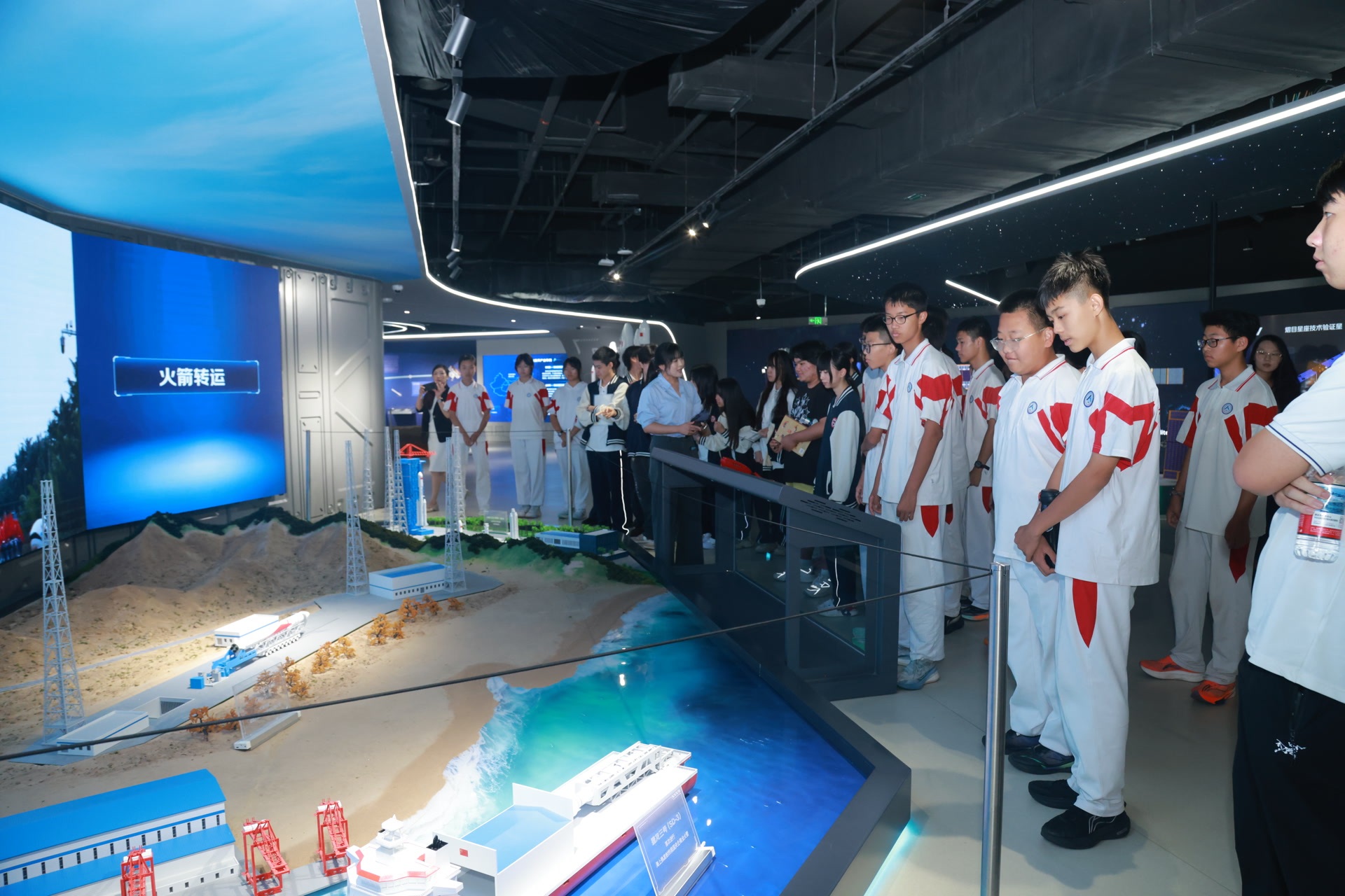 北京火箭大街里,大中小学生共上一堂航天思政课 北京火箭大街里,大中小学生共上一堂航天思政课