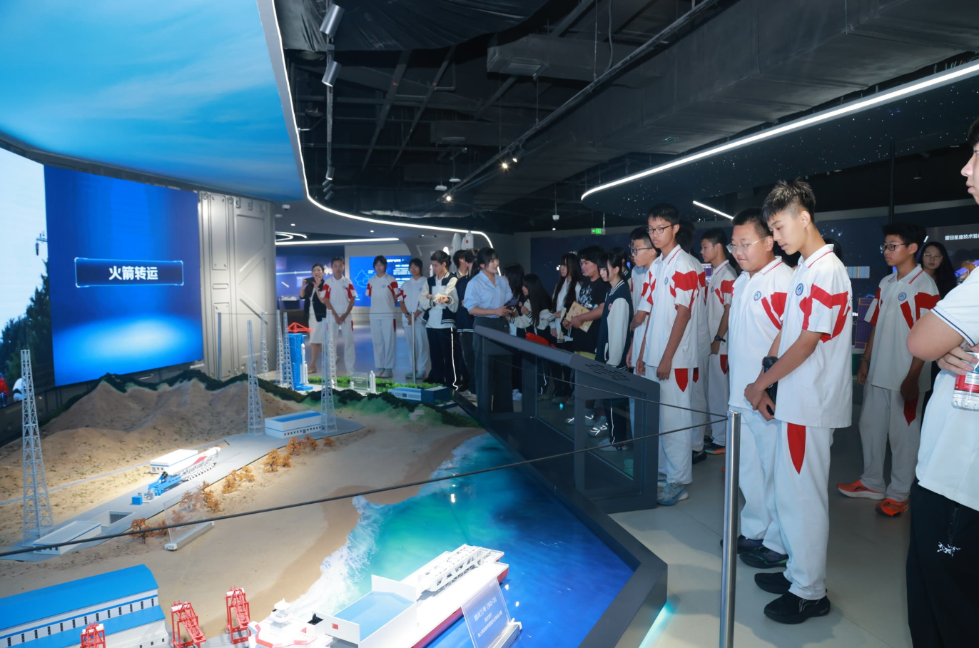 北京火箭大街里,大中小学生共上一堂航天思政课 北京火箭大街里,大中小学生共上一堂航天思政课