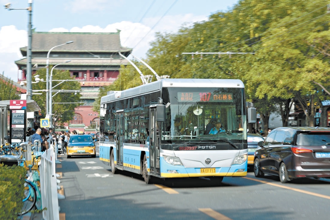 驶过鼓楼前的107路公交车。 驶过鼓楼前的107路公交车。