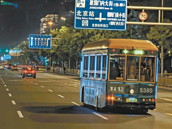 铛铛车深受游客欢迎。 铛铛车深受游客欢迎。