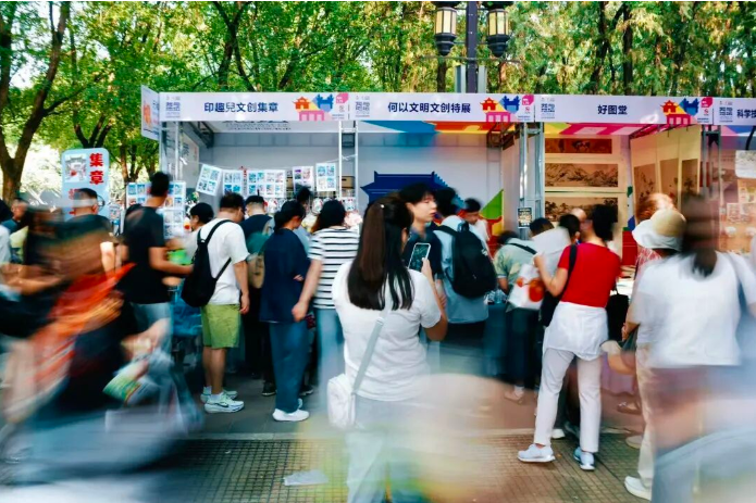 9月27日,2026“我与地坛”北京书市在地坛公园落下帷幕。11天里,83.6万人次读者走进地坛,160场文化活动轮番登场,图书惠民券惠及广大读者。 9月27日,2026“我与地坛”北京书市在地坛公园落下帷幕。11天里,83.6万人次读者走进地坛,160场文化活动轮番登场,图书惠民券惠及广大读者。