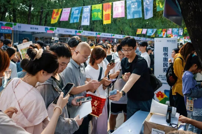 9月27日,2026“我与地坛”北京书市在地坛公园落下帷幕。11天里,83.6万人次读者走进地坛,160场文化活动轮番登场,图书惠民券惠及广大读者。 9月27日,2026“我与地坛”北京书市在地坛公园落下帷幕。11天里,83.6万人次读者走进地坛,160场文化活动轮番登场,图书惠民券惠及广大读者。