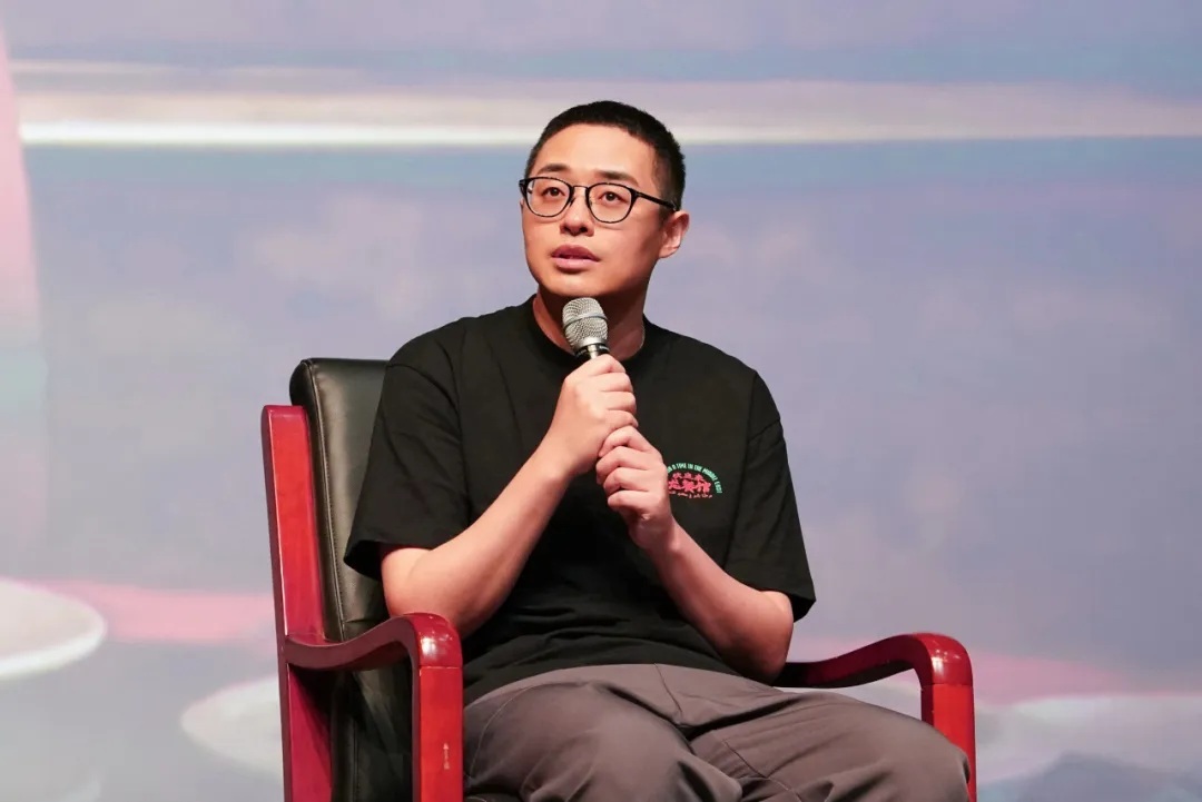 导演文牧野与师生分享创作经验。学校供图 导演文牧野与师生分享创作经验。学校供图