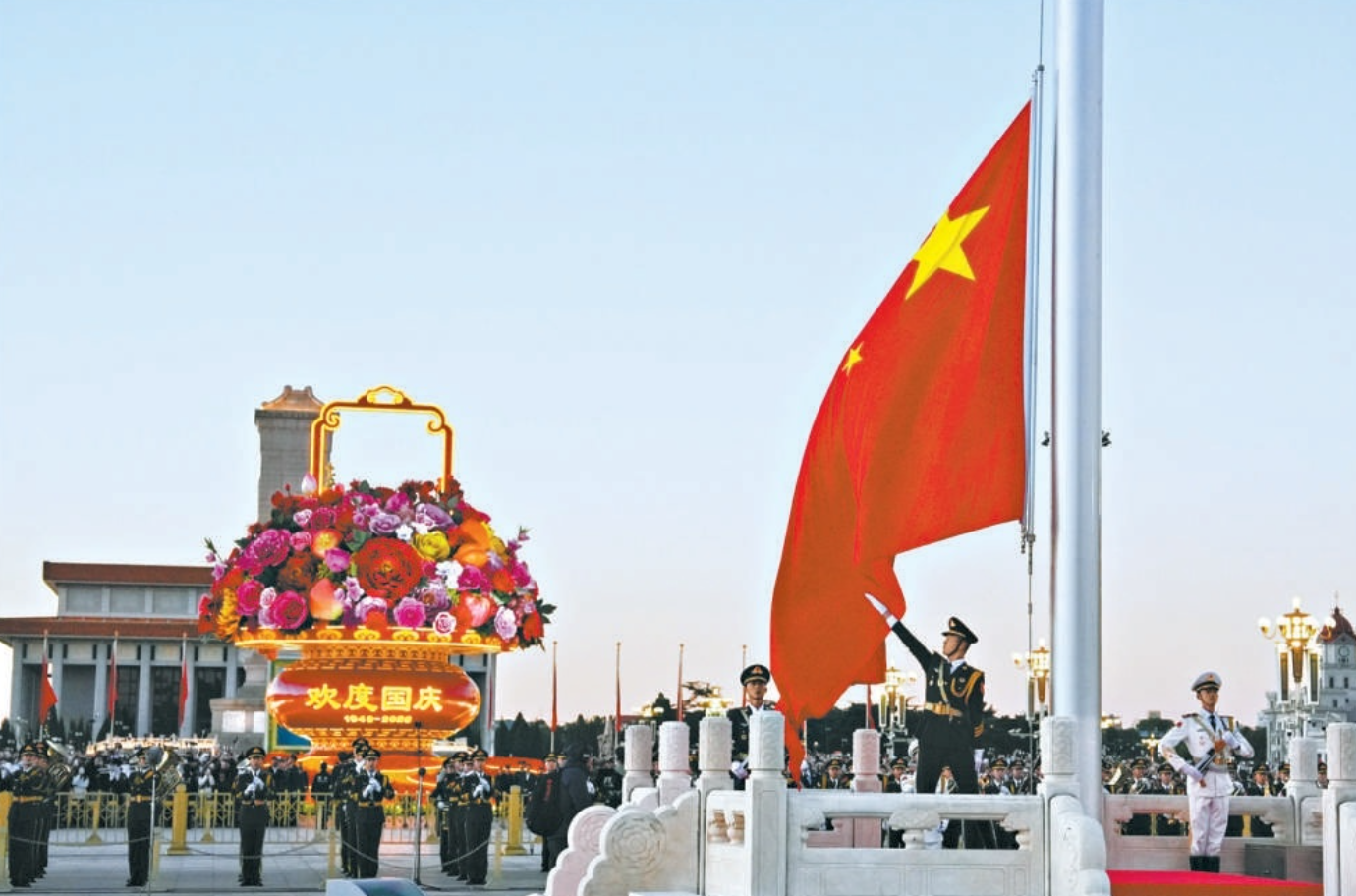 10月1日清晨,来自全国各地的群众在天安门广场观看升旗仪式。 10月1日清晨,来自全国各地的群众在天安门广场观看升旗仪式。