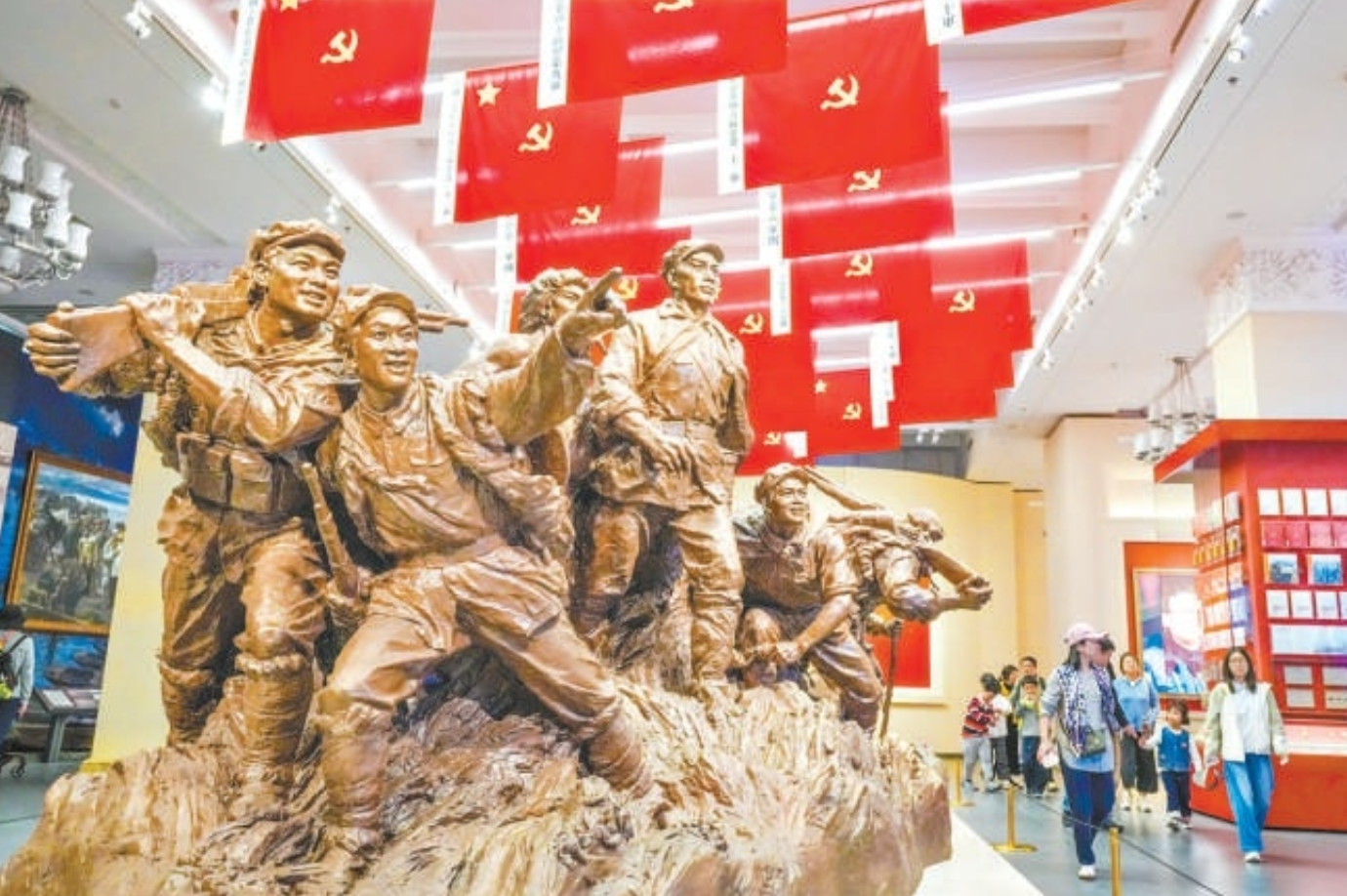 10月1日,众多市民游客走进中国人民革命军事博物馆,参观“伟大的远征——纪念中国工农红军长征胜利90周年主题展览”。 10月1日,众多市民游客走进中国人民革命军事博物馆,参观“伟大的远征——纪念中国工农红军长征胜利90周年主题展览”。
