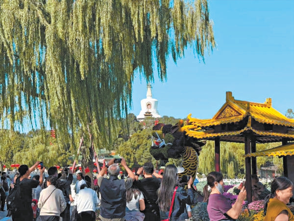 北海公园南门“太液福舟”立体花坛吸引市民游客拍照打卡。花坛以龙舟游船为造型,运用30余种植物、5400余盆花卉搭建而成。 北海公园南门“太液福舟”立体花坛吸引市民游客拍照打卡。花坛以龙舟游船为造型,运用30余种植物、5400余盆花卉搭建而成。