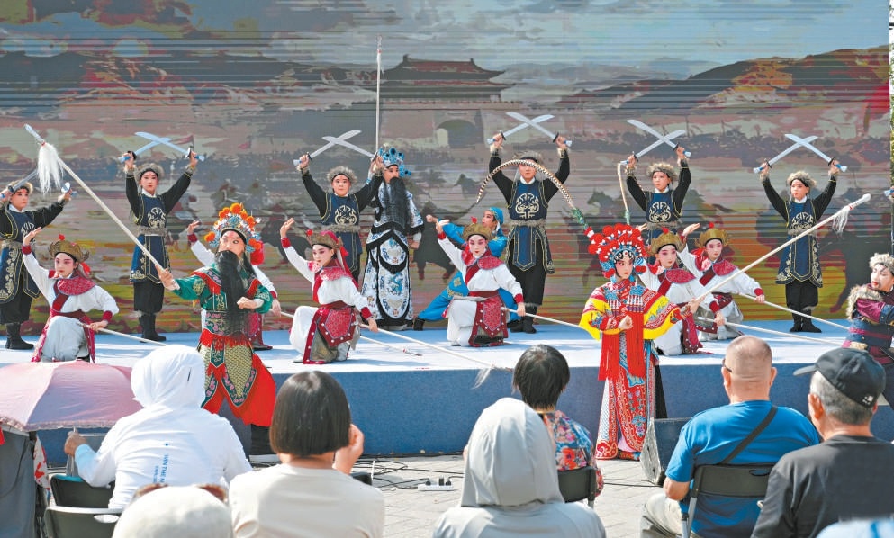 第十届中国戏曲文化周好戏连台。十一假期,市民游客走进北京园博园游园赏戏。 第十届中国戏曲文化周好戏连台。十一假期,市民游客走进北京园博园游园赏戏。