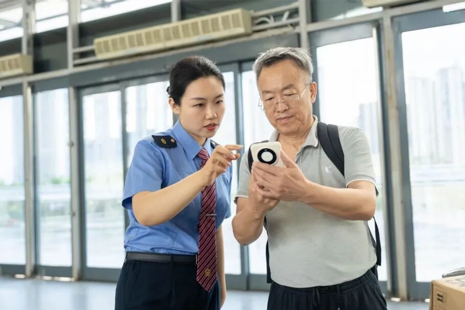 10月4日起陆续发售!老年人买“敬”字火车票 “折上折”优惠时间范围扩大 10月4日起陆续发售!老年人买“敬”字火车票 “折上折”优惠时间范围扩大