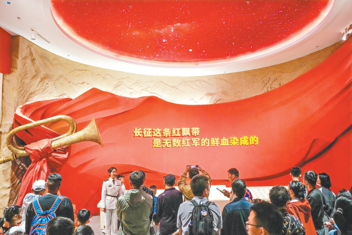 国庆假期,市民游客走进中国人民革命军事博物馆,参观“伟大的远征——纪念中国工农红军长征胜利90周年主题展览”。 国庆假期,市民游客走进中国人民革命军事博物馆,参观“伟大的远征——纪念中国工农红军长征胜利90周年主题展览”。