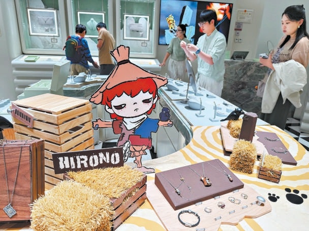 泡泡玛特首饰店POPOP北京首店内,游客正在挑选首饰。 泡泡玛特首饰店POPOP北京首店内,游客正在挑选首饰。