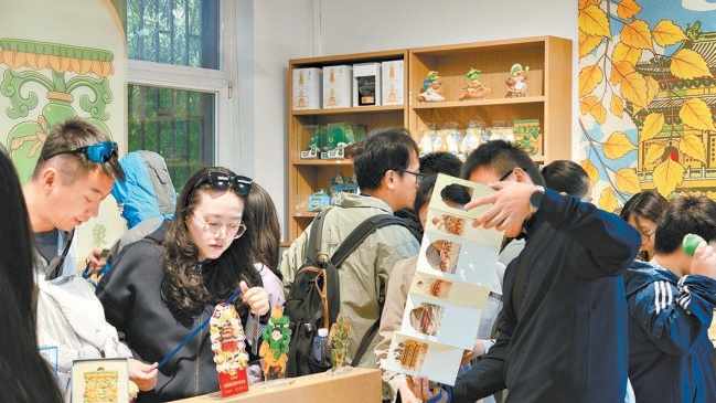 北海公园的文创产品备受游客青睐。 北海公园的文创产品备受游客青睐。