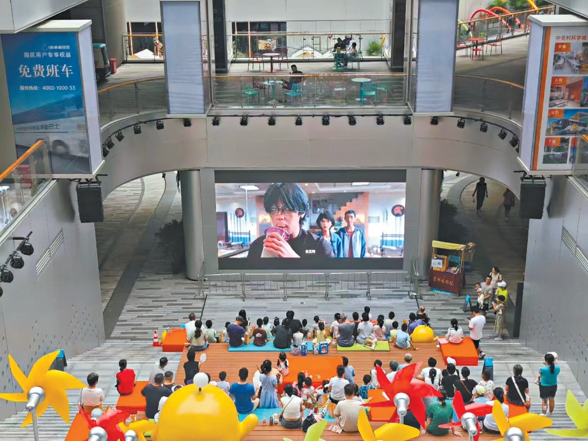 首都电影院东升科技园店国庆假期举行了两场露天放映活动,现场气氛热烈。 首都电影院东升科技园店国庆假期举行了两场露天放映活动,现场气氛热烈。