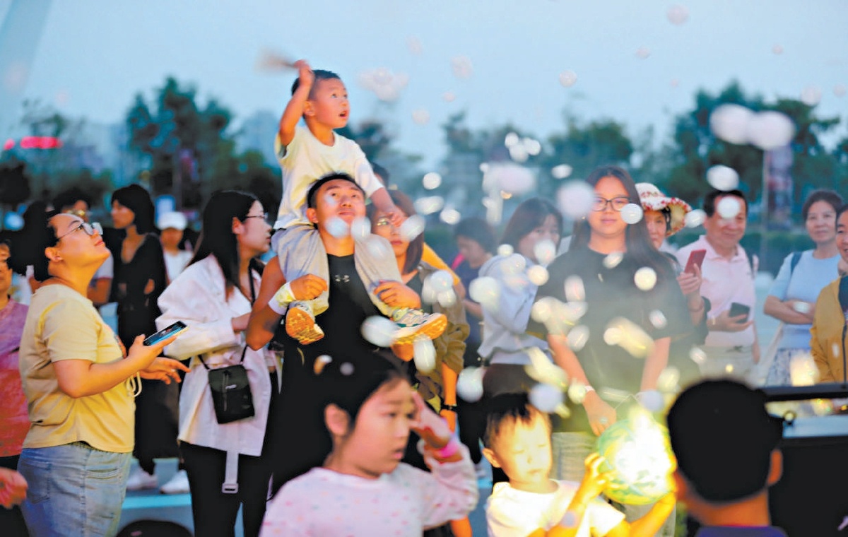 永定河畔,落霞经济吸引众多市民带着孩子前来看落日、购物、品尝美味。 永定河畔,落霞经济吸引众多市民带着孩子前来看落日、购物、品尝美味。