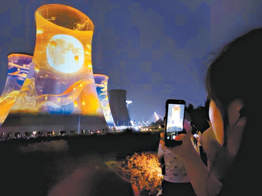 晚上,永定河集上演的裸眼3D灯光秀,打造沉浸式夜景光影盛宴。 晚上,永定河集上演的裸眼3D灯光秀,打造沉浸式夜景光影盛宴。