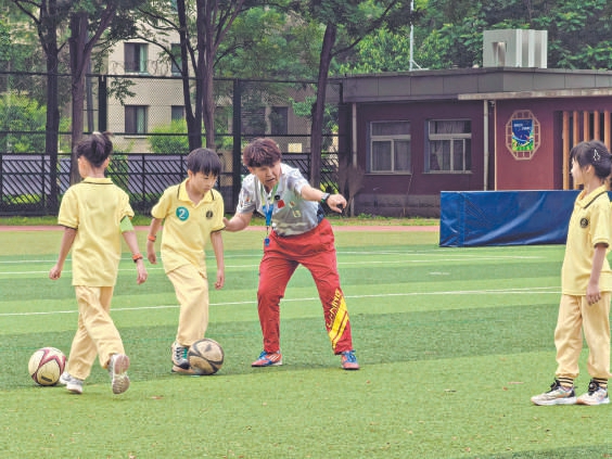 北京第二实验小学大兴实验学校的学生在上足球课。
