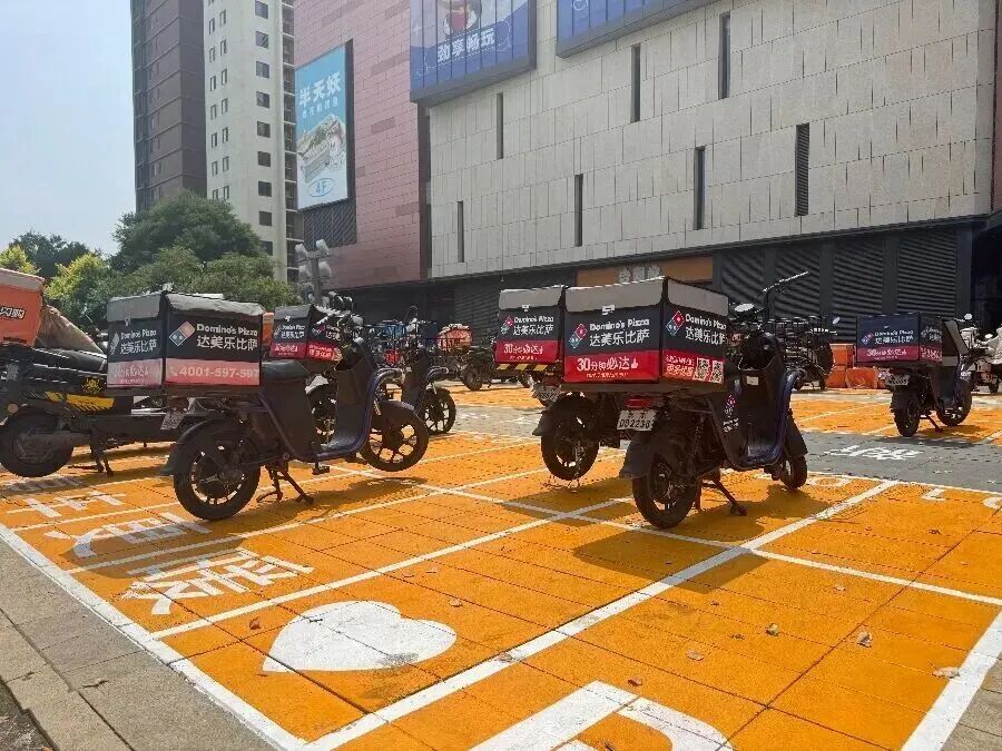 65个车位给骑手,9079个车位给通勤,小红车给“最后一百米” 65个车位给骑手,9079个车位给通勤,小红车给“最后一百米”