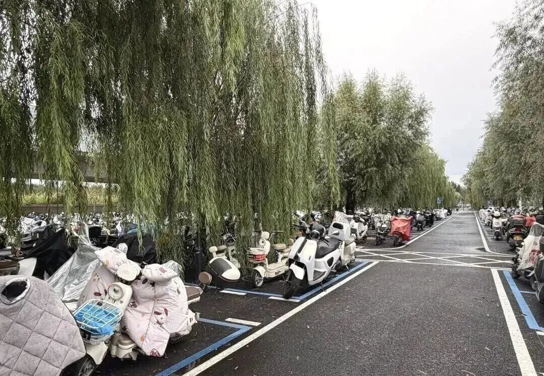 65个车位给骑手,9079个车位给通勤,小红车给“最后一百米” 65个车位给骑手,9079个车位给通勤,小红车给“最后一百米”