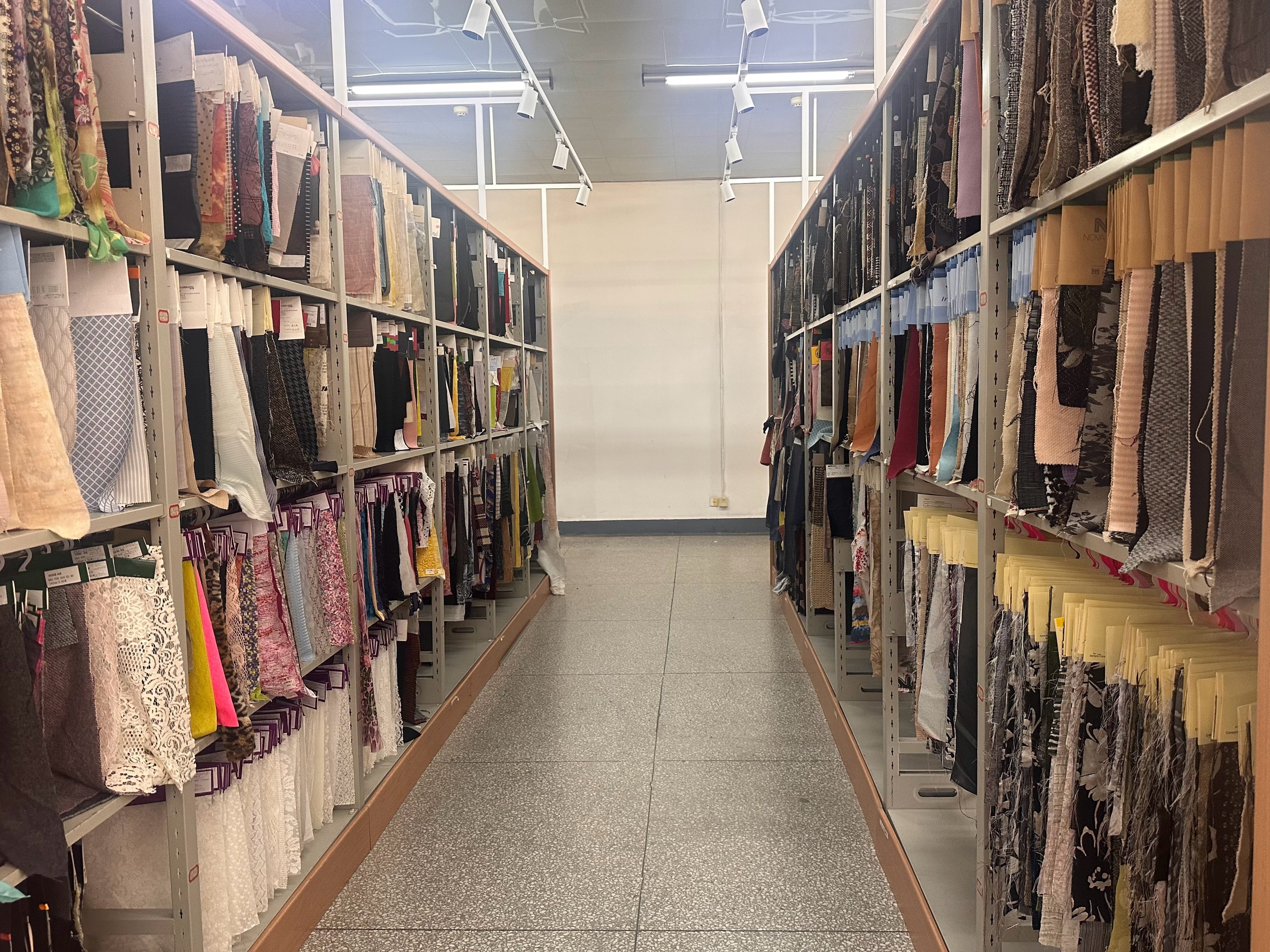 北京服装学院5万余种面料搭起“可触摸的图书馆”