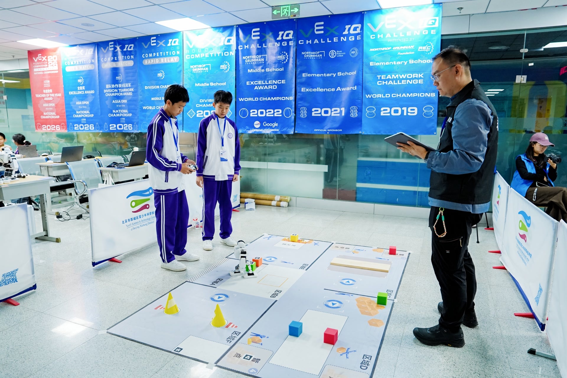 碰撞数字火花!北京中小学生人工智能创新成果大比拼 碰撞数字火花!北京中小学生人工智能创新成果大比拼