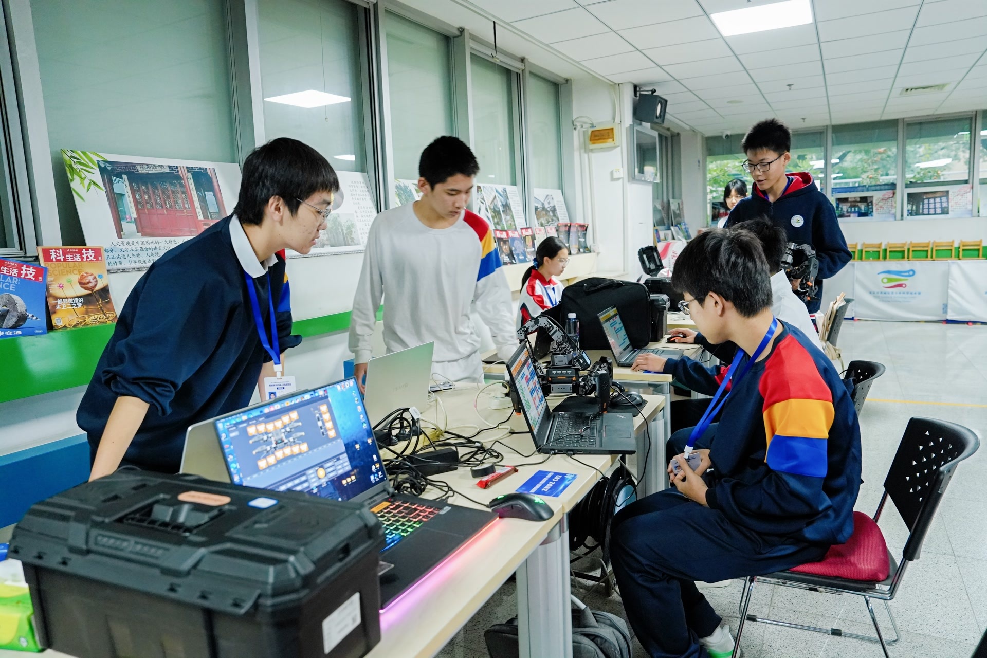 碰撞数字火花!北京中小学生人工智能创新成果大比拼 碰撞数字火花!北京中小学生人工智能创新成果大比拼