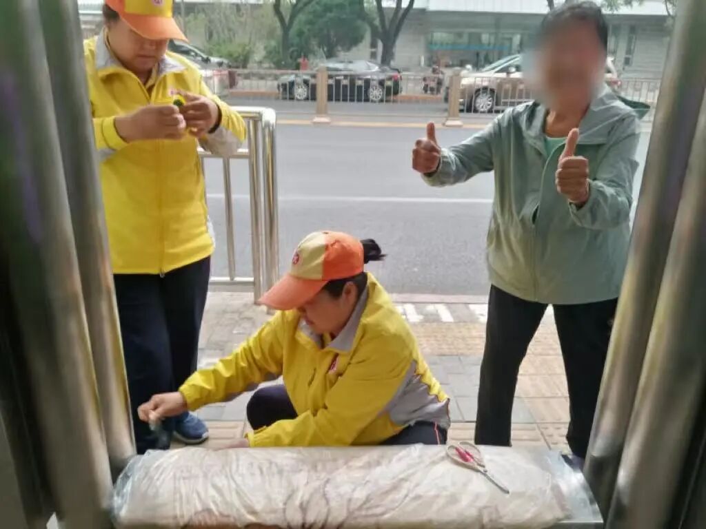 公交站台添暖心坐垫:一抹“柠檬黄”,于细微处传递城市温情 公交站台添暖心坐垫:一抹“柠檬黄”,于细微处传递城市温情