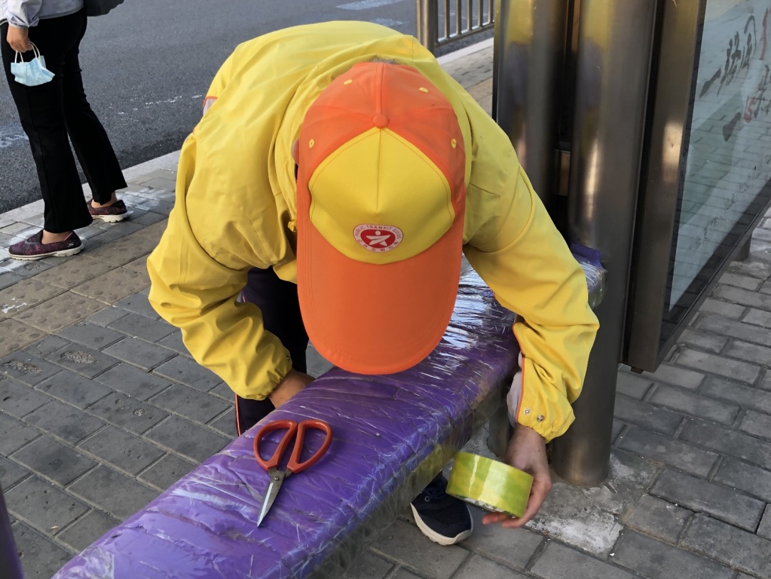 公交站台添暖心坐垫:一抹“柠檬黄”,于细微处传递城市温情 公交站台添暖心坐垫:一抹“柠檬黄”,于细微处传递城市温情