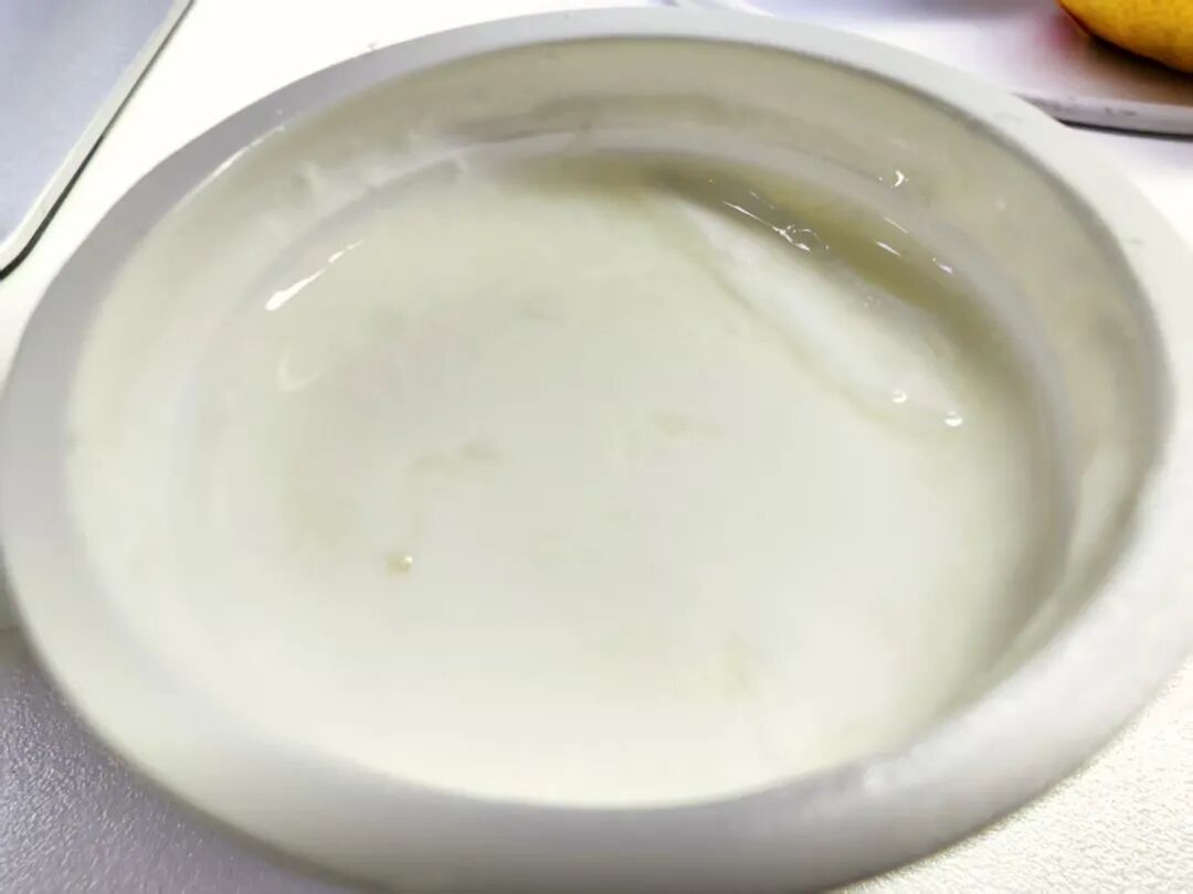 酸奶开封后冒出一层“黄水”,还能喝吗?很多人都搞错了 酸奶开封后冒出一层“黄水”,还能喝吗?很多人都搞错了