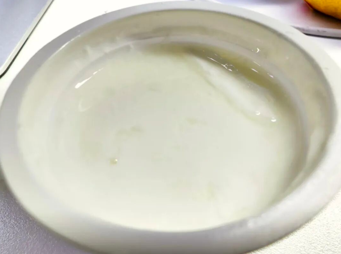 酸奶开封后冒出一层“黄水”,还能喝吗?很多人都搞错了 酸奶开封后冒出一层“黄水”,还能喝吗?很多人都搞错了