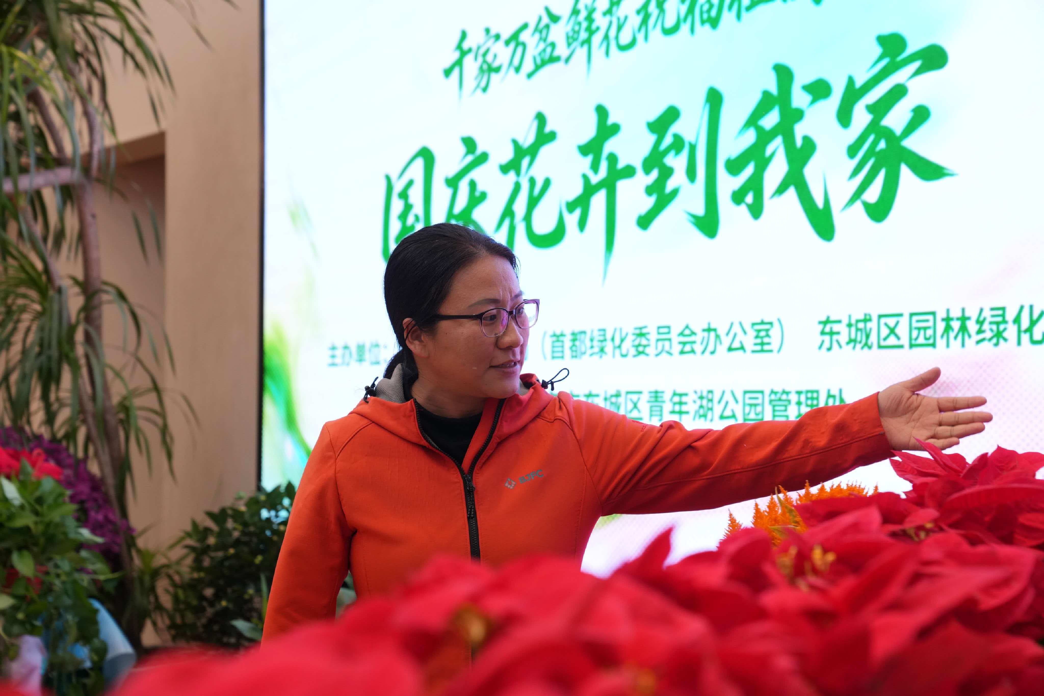 长安街国庆花坛陆续撤花，5000盆鲜花有了新家