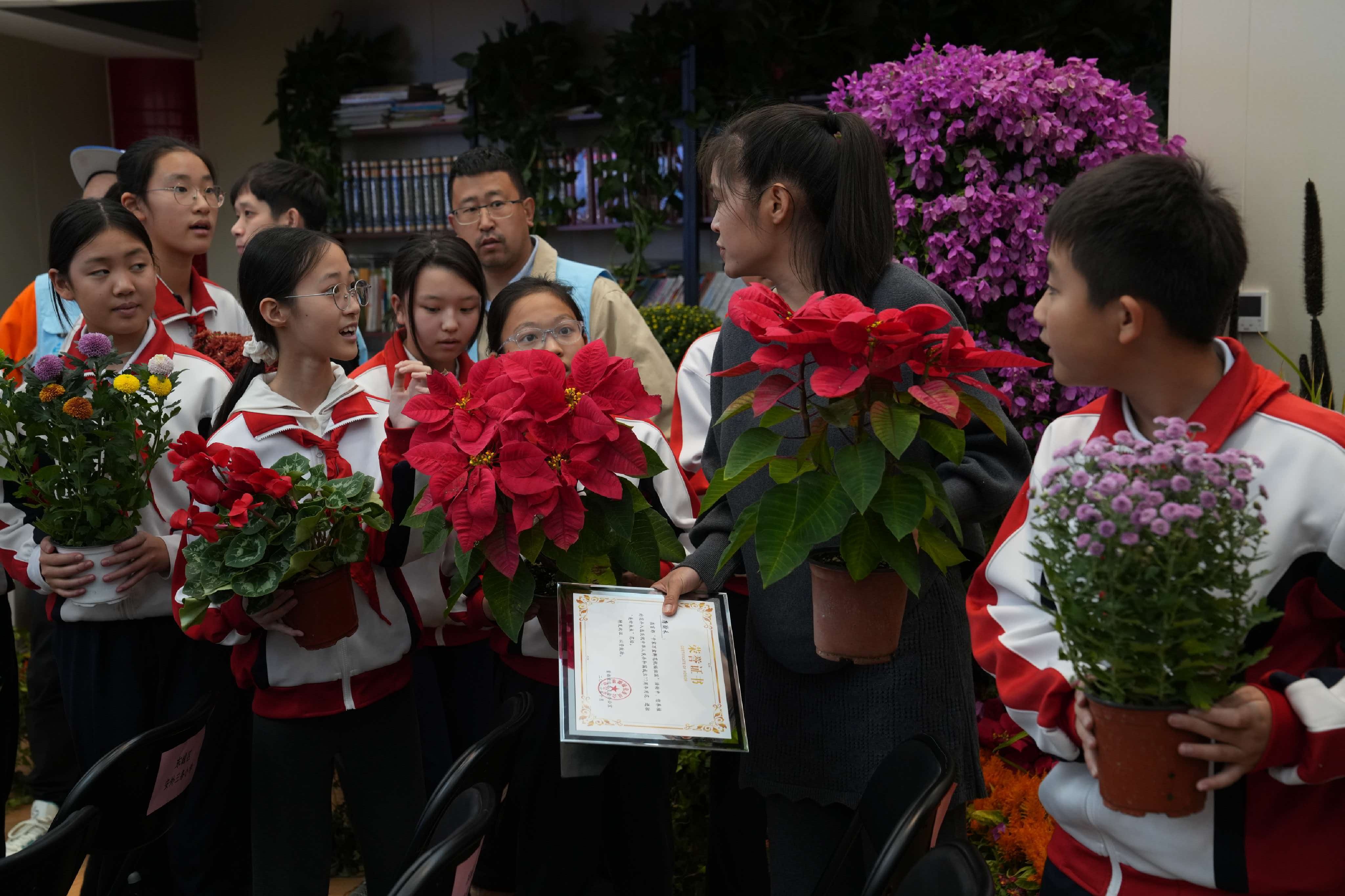 长安街国庆花坛陆续撤花，5000盆鲜花有了新家