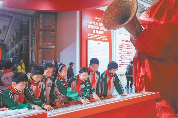 昨天，学生参观“伟大的远征——纪念中国工农红军长征胜利90周年主题展览”，回望长征历史，感悟伟大长征精神。