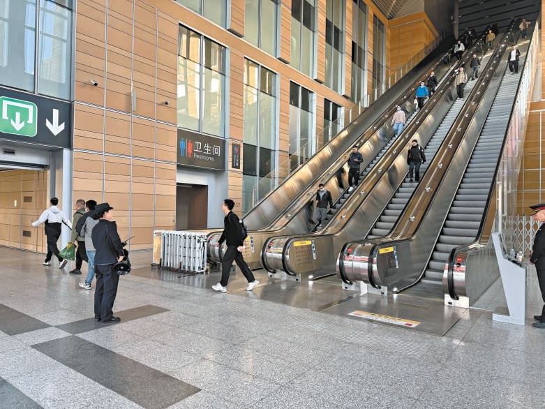 北京丰台站新增的出站通道。 北京丰台站新增的出站通道。