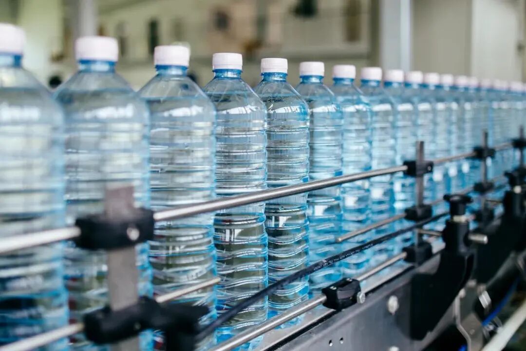 “喝大水”不是猛灌！这样喝水更健康——