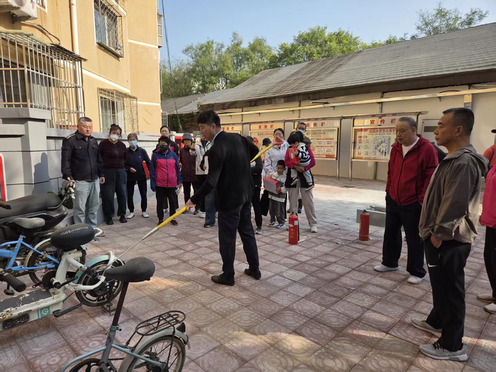 边角地“挖”出“宝藏地”,消防安全主题广场亮相社区 边角地“挖”出“宝藏地”,消防安全主题广场亮相社区