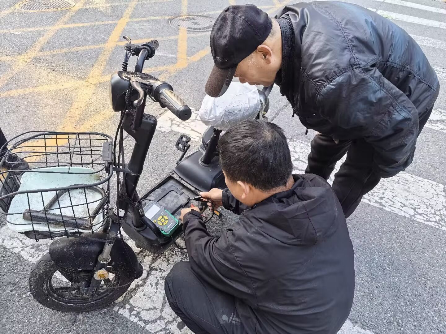 排查鼓包、短路等安全隐患,方南家园社区给电动自行车电池免费“体检” 排查鼓包、短路等安全隐患,方南家园社区给电动自行车电池免费“体检”