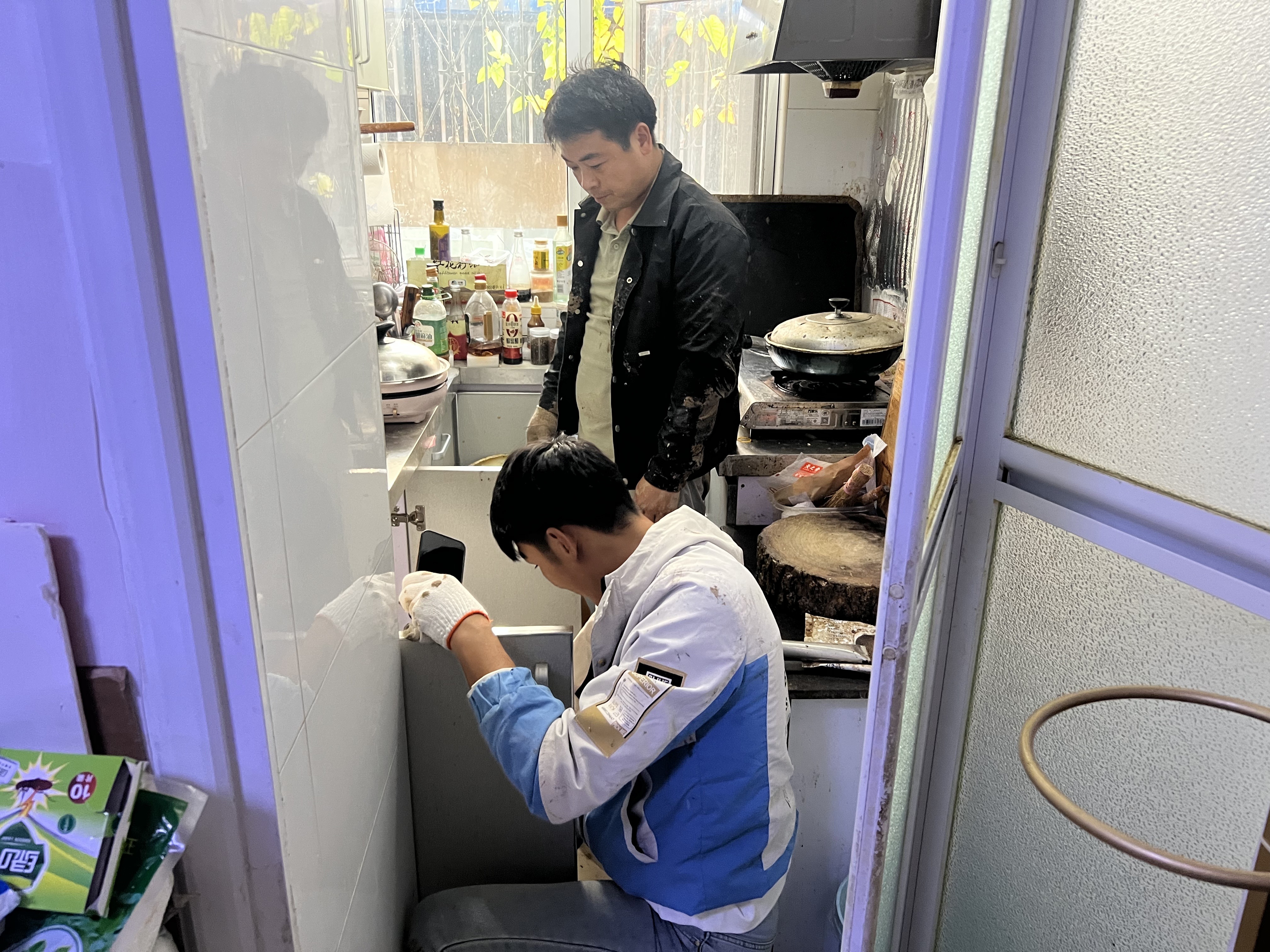 地面返潮牵出地下漏点,后南仓社区“未诉先办”除隐患 地面返潮牵出地下漏点,后南仓社区“未诉先办”除隐患
